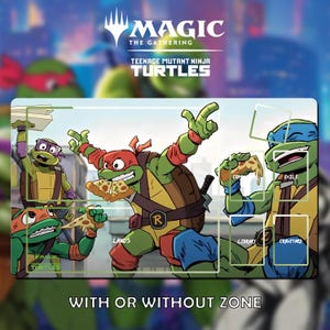Puede incluir: Alfombrilla de juego de Magic: The Gathering con las Tortugas Ninja. La alfombrilla muestra a las tortugas comiendo pizza, con zonas de juego etiquetadas. Los logotipos de Magic: The Gathering y Teenage Mutant Ninja Turtles son visibles.