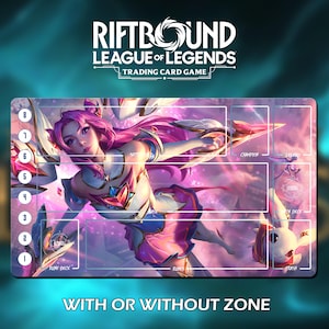 Könnte beinhalten: Riftbound League of Legends Spielmatte. Sie zeigt einen Charakter mit rosa Haaren in einem rosa-weißen Outfit. Die Matte hat Zonen für Karten und den Text "With or Without Zone".