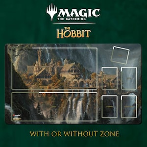 Peut inclure: Un tapis de jeu rectangulaire illustrant un paysage fantastique détaillé de Fondcombe avec des cascades et une architecture. Le tapis comprend des zones délimitées en blanc pour les cartes et le texte Magic The Gathering et The Hobbit.