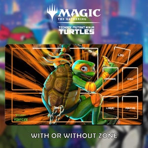 Puede incluir: Una alfombrilla de juego rectangular con un personaje de las Tortugas Ninja en una pose dinámica. La alfombrilla tiene un diseño naranja y negro con zonas designadas para cartas y el texto "MAGIC THE GATHERING" y "TEENAGE MUTANT NINJA TURTLES". El texto "WITH OR WITHOUT ZONE" está en la parte inferior.