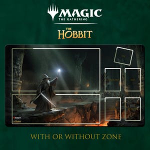 Peut inclure: Un tapis de jeu rectangulaire sur le thème Magic The Gathering The Hobbit. L'illustration représente un magicien tenant un bâton lumineux dans une chambre en pierre sombre. Le tapis inclut des zones blanches délimitées pour les cartes Life, Commander, Exile, Library et Graveyard.