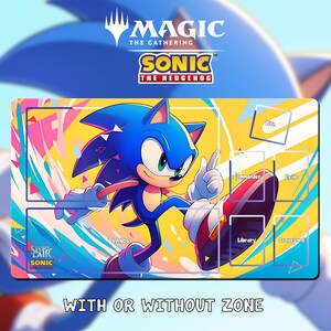 Op de afbeelding: Een Magic: The Gathering speelmat met Sonic the Hedgehog. De mat heeft een levendig ontwerp met Sonic in actie, tegen een gele en roze achtergrond. Bevat zones voor Leven, Commander, Exile, Landen, Bibliotheek en Kerkhof. Tekst: "WITH OR WITHOUT ZONE."