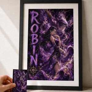 Peut inclure: Une impression d'art verticale encadrée et une petite carte assortie représentant une silhouette aux cheveux sombres en robe violette, entourée de motifs floraux violets et d'un oiseau. Le mot ROBIN est écrit verticalement en grandes lettres violettes.