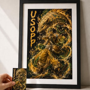 Peut inclure: Impression d'art encadrée représentant un personnage de la série animée One Piece. L'œuvre montre une figure en jaune avec un lance-pierres, entourée d'énergie tourbillonnante dorée et verte. Le nom "USOPP" est imprimé verticalement en or.