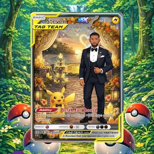 Op de afbeelding: Een gepersonaliseerde Pok&eacute;mon-kaart met een man in smoking en Pikachu. De kaart leest "Steven TAG TEAM" en "Best Man Boost". De achtergrond toont een bruiloftsc&egrave;ne met zonsondergang en bos, met nummer 2026.