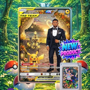 Peut inclure: Une carte à collectionner personnalisée montrant un homme en smoking noir et un Pikachu avec un nœud papillon devant une arche de mariage. La carte affiche le texte Steven, TAG TEAM, HP 2026, Ability Best Man Boost et NEW PRODUCT en étoile.