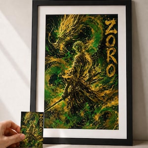 Peut inclure: Impression d'art encadrée représentant un guerrier avec des épées et un dragon dans des tons de vert et d'or. Le mot "ZORO" est écrit verticalement en or. Une petite carte avec le même motif est tenue devant l'impression encadrée.