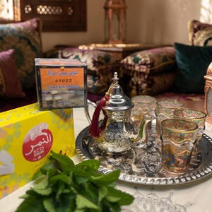 Authentisches marokkanisches Tee-Set in Geschenkbox, handgefertigte Teekanne mit 4 Gläsern und Tablett