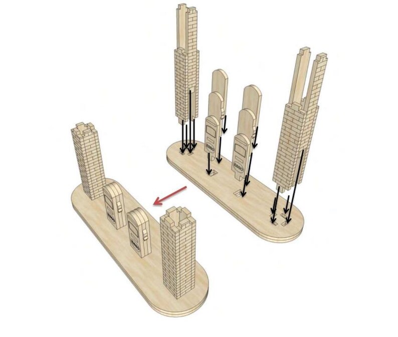 Puede incluir: Ilustraci&oacute;n de un kit de modelo de madera con dos bases, cada una con torres de ladrillo en miniatura y estructuras arqueadas. Las flechas indican los pasos de montaje, lo que sugiere un tema de construcci&oacute;n o arquitectura.