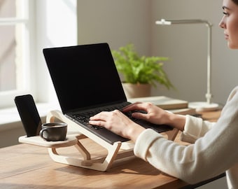 Suporte de madeira para laptop, configuração ergonômica de mesa com suporte para celular e porta-copos.