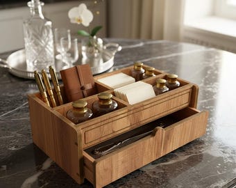 Organizador de mesa artesanal em madeira com gaveta, design minimalista para escritório.