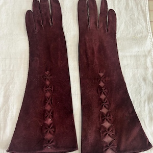 Vintage Kapmez Krasme 1940s 1950s mid-century Burgundy Wine, suede, leather, gauntlet gloves with cut out bow details size 6 1/4