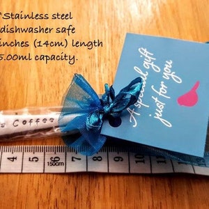 Pu&ograve; includere: Un piccolo cucchiaio d'argento con le parole "Dad's Coffee" incise sul manico. Il cucchiaio &egrave; avvolto in un sacchetto di tulle blu con un cartellino regalo blu e bianco che recita "Un regalo speciale solo per te". Il cucchiaio &egrave; lungo 14 cm e ha una capacit&agrave; di 5,00 ml.