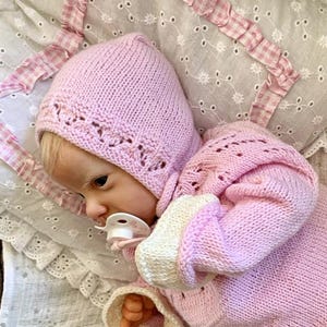 Fir-colored baby bonnet, 0-18 months. PDF pattern in Spanish. Adorable bonnet for babies. Instructions for knitting a baby bonnet.