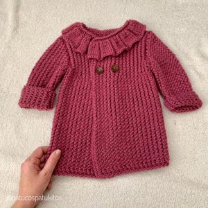 Patricia Coat with Collar for Babies from 0 Month to 5 Years - PDF Pattern in Spanish. Instructions for knitting an elegant jacket for girls.