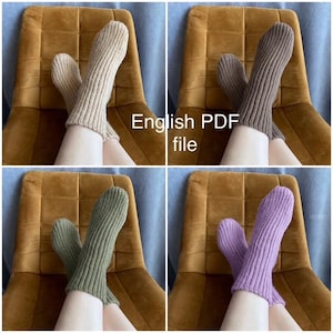 Puede incluir: Cuatro pares de calcetines de punto acanalado en beige, marrón, verde oliva y lavanda. Los calcetines presentan un patrón vertical texturizado y llegan a media pantorrilla. El texto English PDF file es visible en el centro del collage.