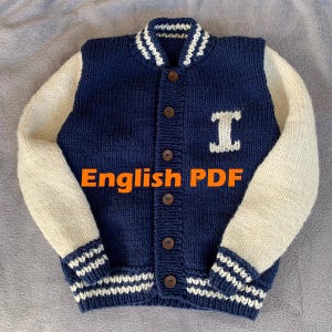 Könnte beinhalten: Marineblaue und cremefarbene Strick-Collegejacke mit dem Buchstaben "I" auf der Vorderseite. Die Jacke hat einen Knopfverschluss und gestreifte Details an Kragen, Manschetten und Saum. Der Text "English PDF" ist sichtbar.
