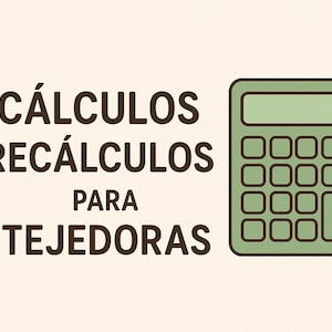 Può includere: Illustrazione di una calcolatrice verde chiaro accanto al testo in spagnolo che recita "Cálculos, Recálculos, Para Tejedoras" su sfondo crema. La calcolatrice ha un display rettangolare e pulsanti quadrati.