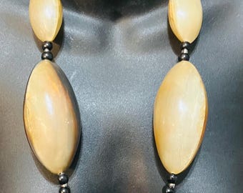Gerda Lynggaard halsband i horn med ovalt hornmotiv i penningstil