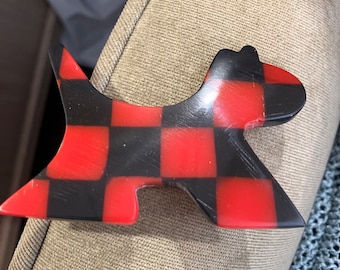 Pin vintage de perro terrier escocés de metacrilato negro y rojo con diseño de westie