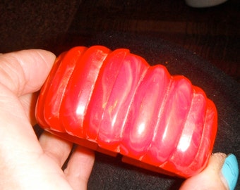 HUGE SALE vintage tested true red marbled bakelite hinged clamper bracelet small size
