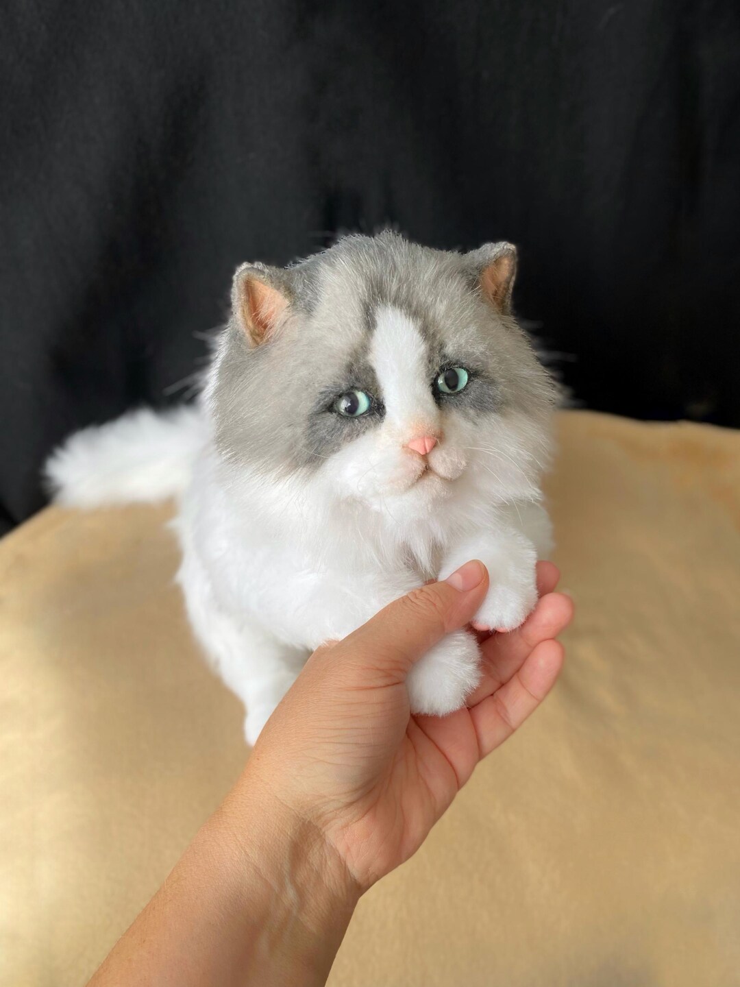 すぐに発送可能 リアルなポーズが取れるフェイクファー猫：ホワイト