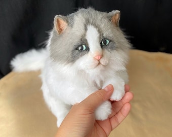 手作りの白い猫のぬいぐるみ：ポーズをとらせるアートドール、猫好きへ