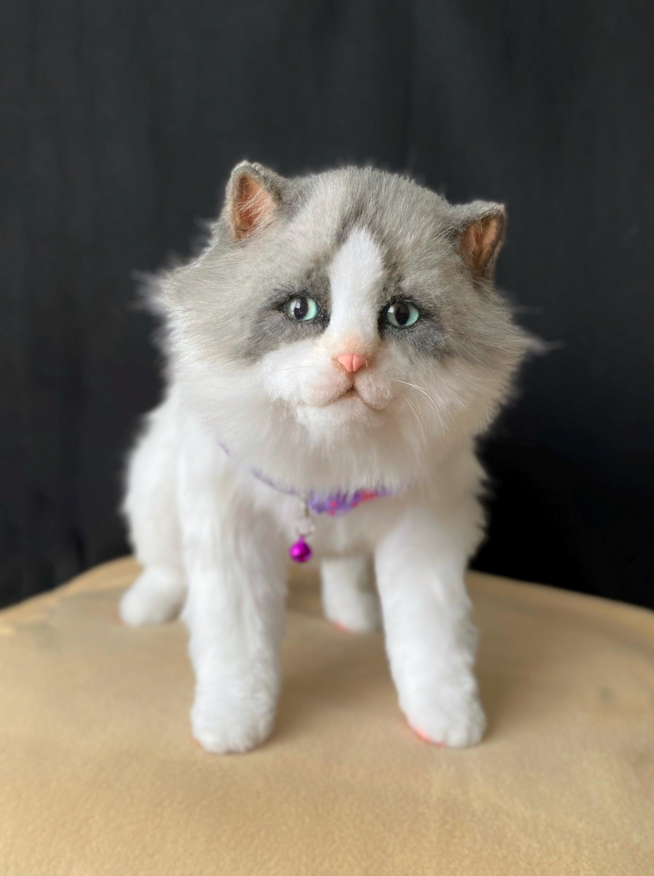 すぐに発送可能 リアルなポーズが取れるフェイクファー猫：ホワイト