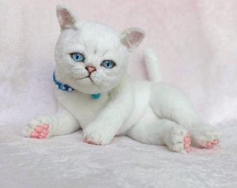 手作りの白い猫のぬいぐるみ：ポーズをとらせるアートドール、猫好きへ