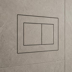 Op de afbeelding: Een rechthoekige bedieningsplaat voor een toilet met dubbele spoeling in een matte grijze afwerking, voorzien van twee vierkante knoppen in een bijpassend frame, verzonken gemonteerd in een grijze wand met steenstructuur.