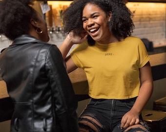 Camiseta con tipografía minimalista y escrituras de fe.