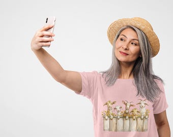 Camiseta con estampado de cabras de granja y diseño floral de margaritas.