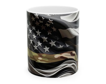 Taza de cerámica con diseño de la bandera estadounidense y estampado de camuflaje fino