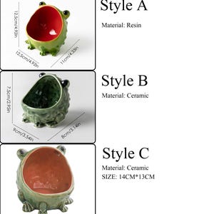 K&ouml;nnte beinhalten: Drei froschf&ouml;rmige Beh&auml;lter. Stil A aus Harz, 12,5cm/4,92in mal 11cm/4,33in, gr&uuml;ne Au&szlig;enseite, rote Innenseite. Stil B aus Keramik, 7,5cm/2,95in mal 9cm/3,54in mal 8cm/3,14in, gr&uuml;n. Stil C aus Keramik, 14cm mal 13cm, gr&uuml;n und orange.