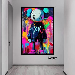 K&ouml;nnte beinhalten: Ein gerahmtes Kunstwerk mit einer Cartoonfigur mit wei&szlig;em Kopf, schwarzen X-Augen und einem schwarzen Outfit mit wei&szlig;en X'en. Der Hintergrund ist ein lebendiger Farbspritzer aus Pink, Gelb und Blau. Das Kunstwerk ist mit "SOFIART" signiert.