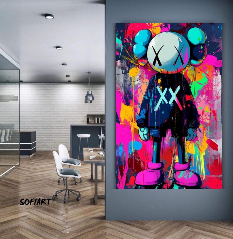 K&ouml;nnte beinhalten: Ein lebendiger Pop-Art-Leinwanddruck mit einer Cartoonfigur mit wei&szlig;em Kopf, durchgestrichenen Augen und blauen, ohrenartigen Formen. Die Figur tr&auml;gt eine dunkelblaue Jacke mit wei&szlig;en "XX"-Symbolen vor einem farbenfrohen, abstrakten Hintergrund mit Farbspritzern.
