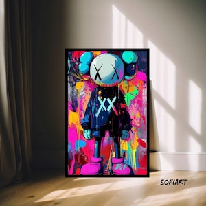 K&ouml;nnte beinhalten: Ein gerahmtes Kunstwerk mit einer stilisierten Figur mit durchgestrichenen Augen und einem dunkelblauen Outfit. Der Hintergrund ist eine lebendige Mischung aus bunten Farbspritzern in Pink, Gelb und Gr&uuml;n. Das Kunstwerk wird auf einem Holzboden ausgestellt.