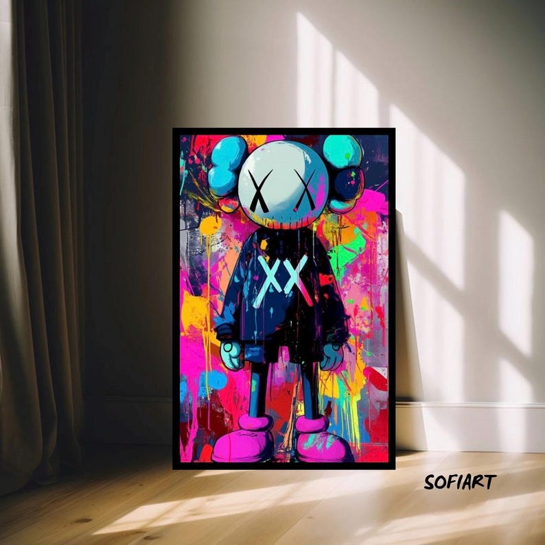 K&ouml;nnte beinhalten: Ein gerahmtes Kunstwerk mit einer stilisierten Figur mit durchgestrichenen Augen und einem dunkelblauen Outfit. Der Hintergrund ist eine lebendige Mischung aus bunten Farbspritzern in Pink, Gelb und Gr&uuml;n. Das Kunstwerk wird auf einem Holzboden ausgestellt.