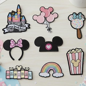 Könnte beinhalten: Eine Sammlung farbenfroher Disney-Patches und Accessoires. Enthält einen Burg-Patch mit dem Text "home sweet home", Mickey Mouse-Ohren-Haarbänder, Ballons, einen Regenbogen, Popcorn und einen "Magical"-Text-Patch.