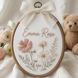Personalisiertes, mit Blumen besticktes Namensschild fürs Babyzimmer, individueller Namensring fürs Babyzimmer, Wanddekoration mit Blumenmuster für die Babyparty, Geschenk zur Geburtsanzeige