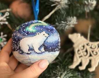 Aurora ijsbeer ornament kruissteekpatroon pdf, winter dierenborduurwerk, noorderlichtontwerp
