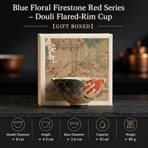 Könnte beinhalten: Eine Douli-Tasse mit ausgestelltem Rand aus der Blue Floral Firestone Red Serie, präsentiert in einer Geschenkbox. Die Tasse hat ein einzigartiges Design mit blauen, roten und schwarzen Akzenten. Sie hat einen Durchmesser von ca. 8 cm, eine Höhe von 4,5 cm und ein Fassungsvermögen von 82 ml.