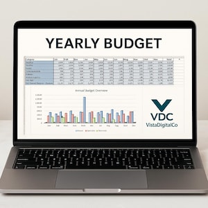 Op de afbeelding: Een laptop met een "YEARLY BUDGET" spreadsheet met financiële gegevens en een staafdiagram met de titel "Annual Budget Overview". Het logo "VDC VistaDigitalCo" is ook zichtbaar.