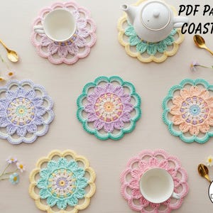 Pode incluir: Uma coleção de bases para copos de crochê coloridas em vários tons pastel, incluindo rosa, amarelo e azul. Algumas bases para copos têm xícaras de chá ou uma chaleira em cima. A imagem inclui o texto "PDF Pattern COASTER" e "Instant Download".