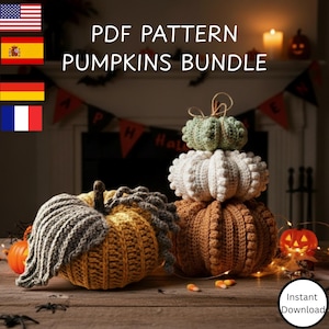 Puede incluir: Una colección de calabazas de ganchillo en varios colores, incluyendo naranja, marrón, blanco y verde. La imagen presenta un paquete de patrones PDF con el texto "PDF Pattern Pumpkins Bundle". Las calabazas están dispuestas sobre una superficie de madera con decoraciones de Halloween.