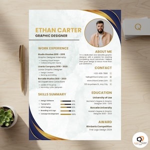 Op de afbeelding: Een cv voor Ethan Carter, een grafisch ontwerper, met werkervaring, vaardigheden en contactgegevens. Het cv bevat een foto van de ontwerper en details over opleiding en prijzen. Het ontwerp maakt gebruik van gouden en marineblauwe accenten.