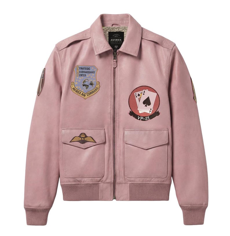 Pu&ograve; includere: Un giubbotto bomber in pelle rosa chiaro con chiusura a zip, due tasche con patta, polsini e orlo a coste. Il petto presenta toppe ricamate, tra cui un emblema dello Strategic Reconnaissance Center e un disegno di carte da gioco con VP-21.