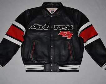 La giacca in pelle nera da aviatore Avirex Legend unisce l'iconica tradizione dell'aviazione.