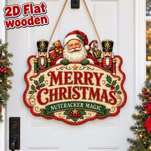Può includere: Un cartello sospeso in legno piatto 2D raffigurante Babbo Natale, due schiaccianoci, un orsacchiotto e un cavallo a dondolo. Il cartello riporta la scritta Merry Christmas e Nutcracker Magic in lettere rosse e verdi con agrifoglio e stelle.
