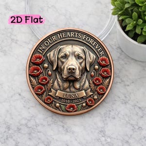 Può includere: Una moneta commemorativa color bronzo con un ritratto di Labrador Retriever, circondato da papaveri rossi. La moneta recita "IN OUR HEARTS FOREVER" e include il nome "LUNA" con gli anni "2010-2023". Il testo "2D Flat" è nell'angolo in alto a sinistra.